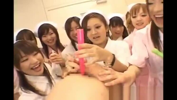 Atractiva asiática teniendo sexo interracial apasionado