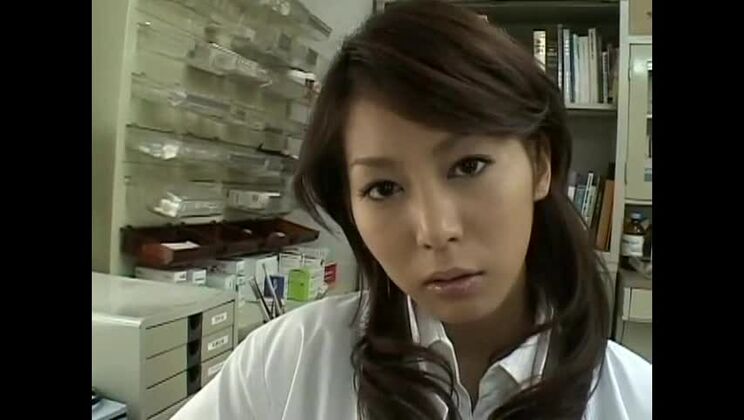 Guapo japonés en una película de sexo pervertido