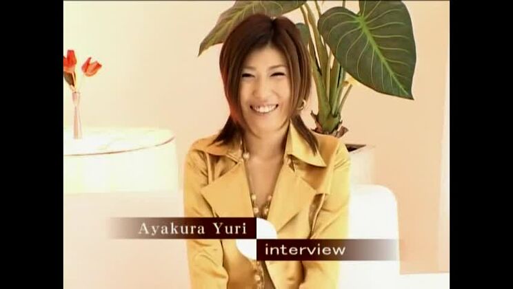 Chica japonesa pelirroja en un vídeo porno amateur real