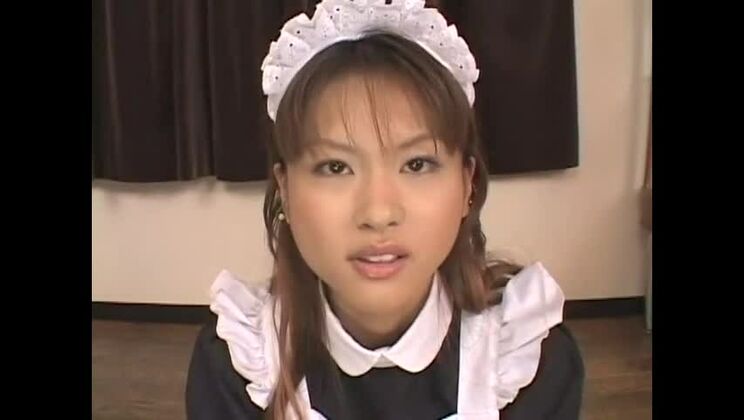 Mujer japonesa sexy enamorada de los tratamientos faciales.