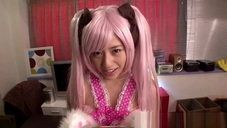 Una tentadora chica asiática de pechos pequeños es jodidamente dura