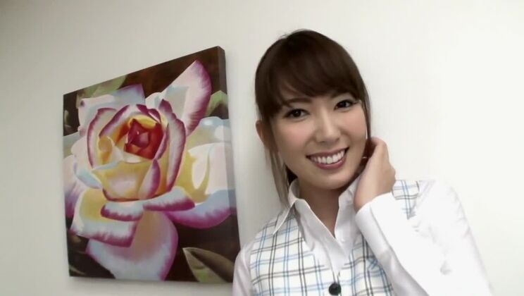 Una atractiva japonesa protagoniza un increíble vídeo sexual orinando al aire libre.