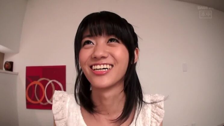 Preciosa chica japonesa delgada