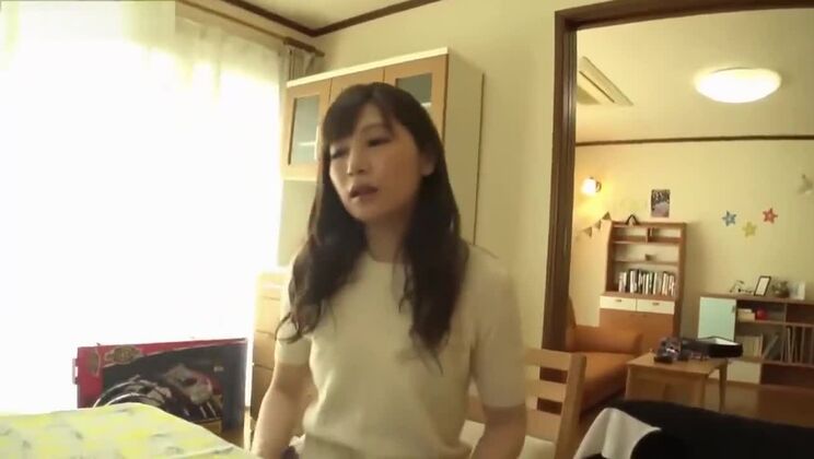 Agradable mujer asiática de pechos pequeños