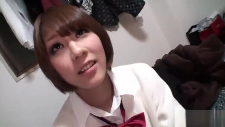 Hermosa mujer oriental de pecho plano en una increíble actuación porno de masturbación.