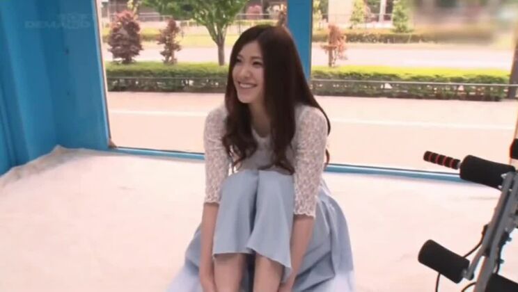 Huzzy asiático de aspecto atractivo