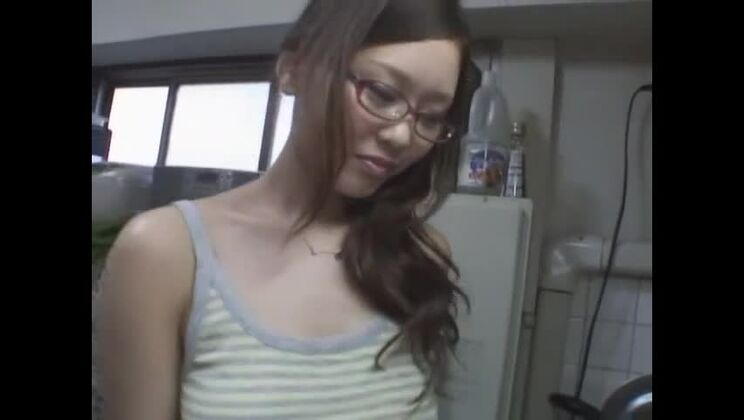 La seductora japonesa Reika Kudo en una película de sexo pervertida