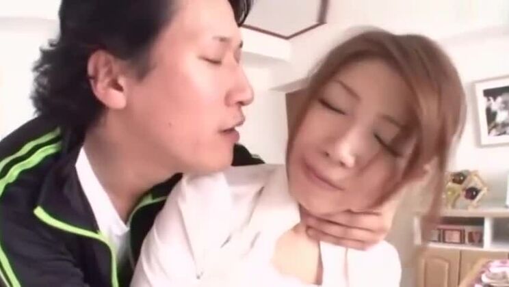 Hermosa perra japonesa tetona en un video porno bukkake