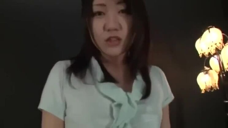 Hermosa perra japonesa en diversión fetichista ultra glamorosa