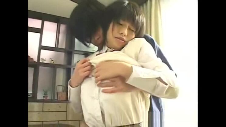 Atractiva zorra asiática en un auténtico vídeo porno.