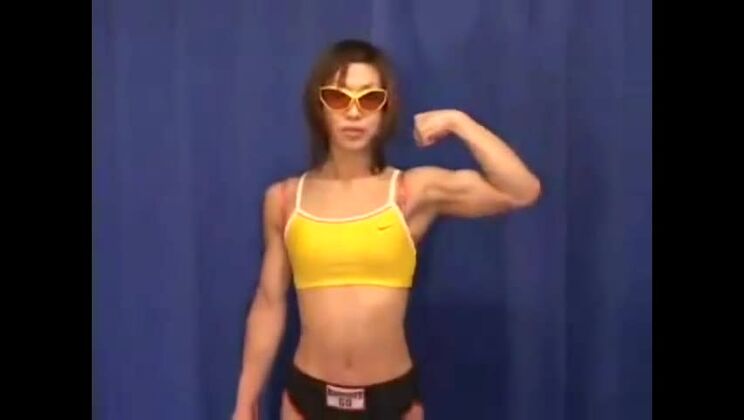 Hermosa mujer oriental de pecho plano siendo penetrada con mucha fuerza.