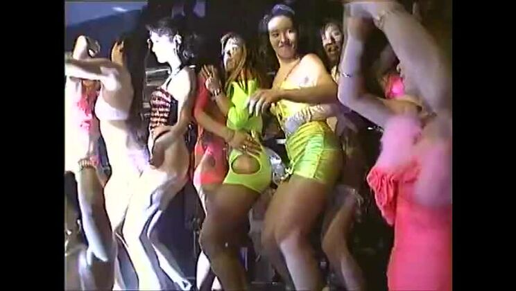 Linda prostituta japonesa actuando en una salvaje escena de orgía XXX