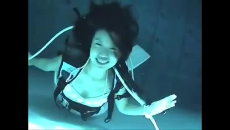 Una guapa japonesa tiene una experiencia de cosplay XXX muy caliente.