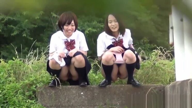 Una mujer japonesa complaciente se divierte con un fetiche picante.