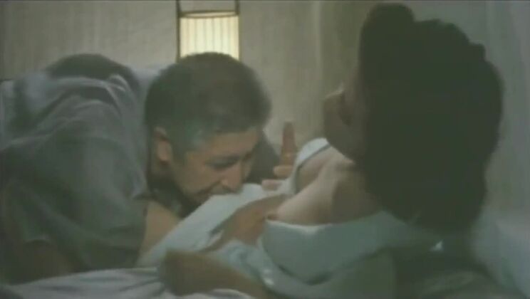 Una japonesa muy tetona en un vídeo porno pervertido