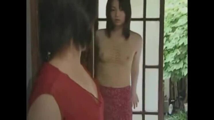 Una japonesa con barba incipiente se burla de ella en una película pornográfica.