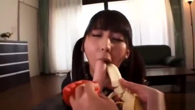 Adorable prostituta oriental realizando un vídeo porno de garganta profunda