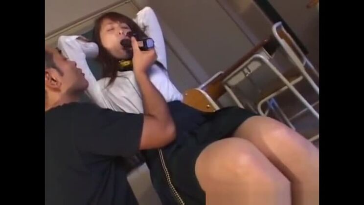 Adorable zorra asiática protagonizando un increíble vídeo porno interracial.