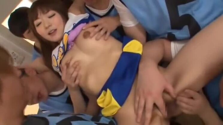 Elegante mujer japonesa de pechos voluptuosos