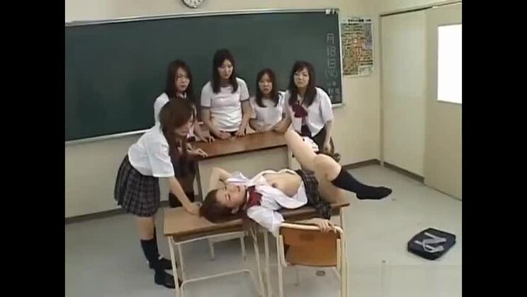 Una increíble y voluptuosa japonesa está enamorada del bukkake.