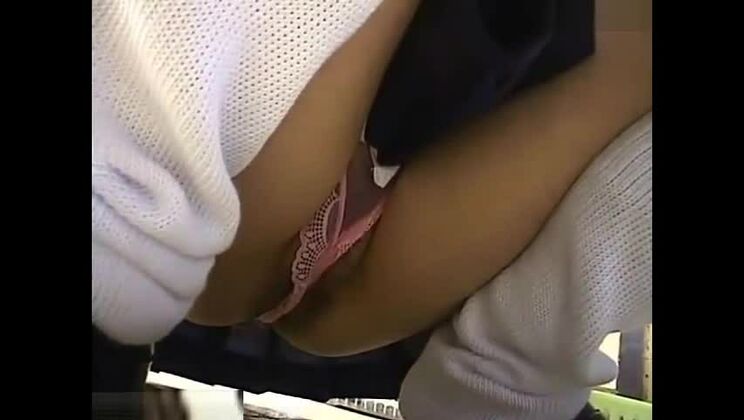 Impresionante chica asiática haciendo realidad sus fantasías más pervertidas en un lugar público.