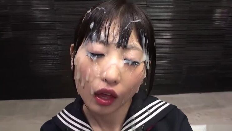 Hermosa prostituta asiática actuando en un video XXX de bukkake