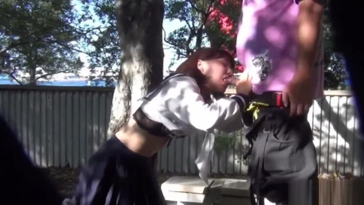 Una linda prostituta japonesa fue follada salvajemente en público.