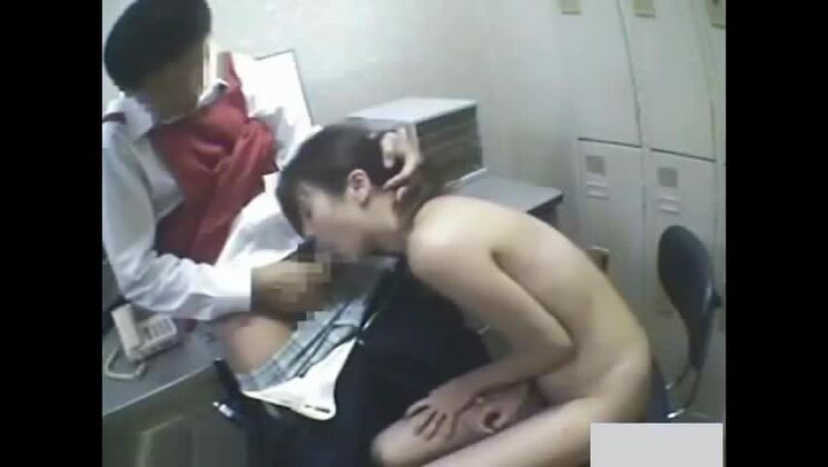 Chica japonesa elegante en un vídeo sexual amateur privado