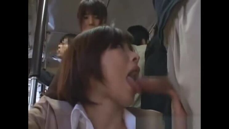 Perra japonesa cachonda en público