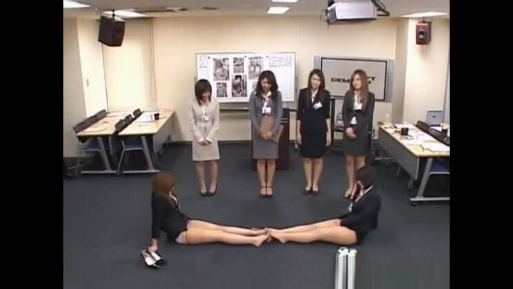 Hermosa prostituta japonesa en un vídeo porno muy caliente