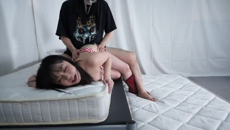 Perra japonesa divina actuando en un video sexual fetichista