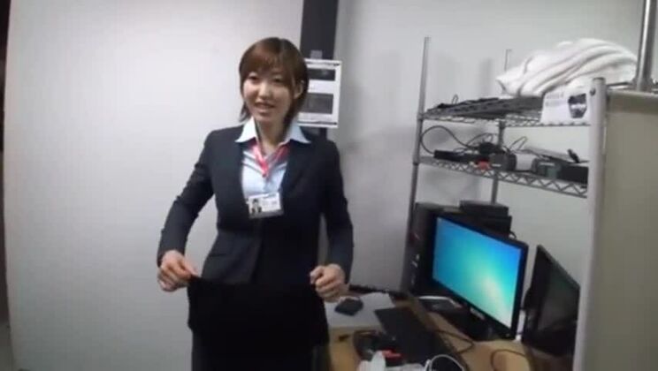 Prostituta japonesa morena y ambrosíaca en un lugar público