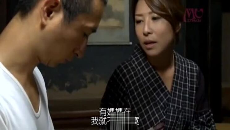 Impresionante mujer japonesa en un vídeo porno hardcore.