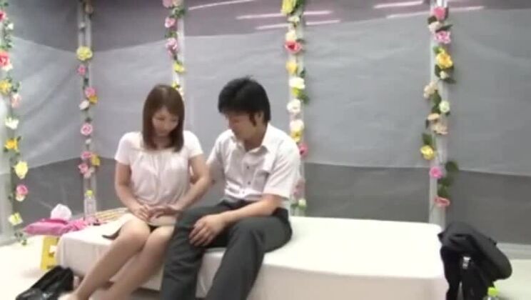 Una japonesa muy promiscua en un vídeo porno casero real