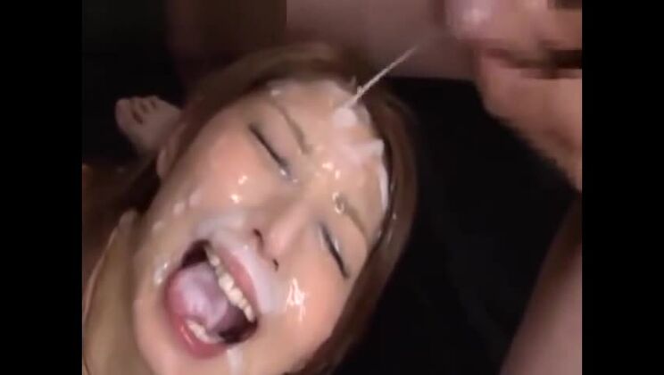 Una seductora prostituta japonesa recibe una enorme eyaculación facial.