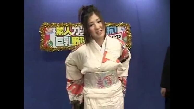 Hermosa y tetona zorra oriental en gran porno amateur en público