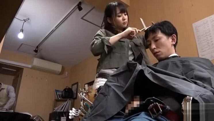 Una puta japonesa picante fue follada muy fuerte en un lugar público.