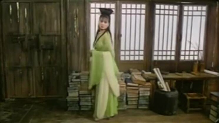 Linda asiática tetona actuando en una escena de bukkake.