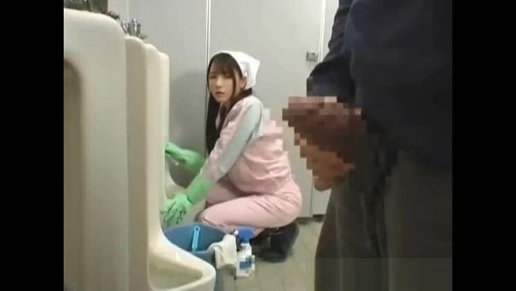 Deliciosa prostituta japonesa con un increíble vídeo de sexo orinando.