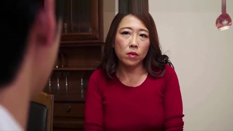 Encantadora prostituta asiática en un vídeo XXX de fetiches pervertidos