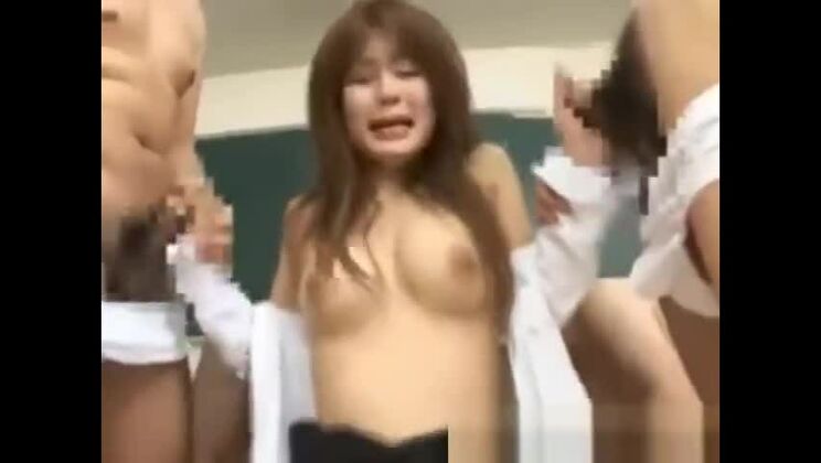 Impresionante oriental Megu Ayase protagonizando un increíble vídeo porno interracial