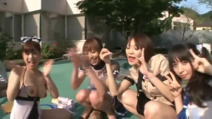 Encantadora dama japonesa de pechos grandes