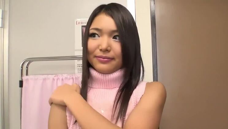 Bonita puta oriental morena en película de bukkake