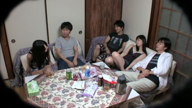 Una japonesa madura y atractiva en un increíble vídeo de sexo en grupo.