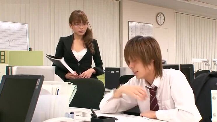 La dulce asiática Tina Yuzuki dejó que el tipo eyaculara en su cara.