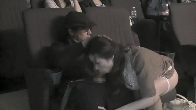 Una elegante mujer japonesa casada hace realidad sus fantasías fetichistas en un lugar público.