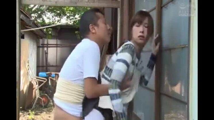 Encantadora mujer japonesa casada es follada en un vídeo porno amateur