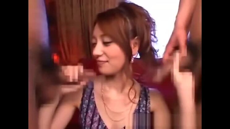 Increíble prostituta japonesa en una orgía alucinante