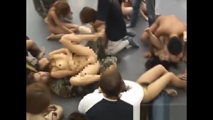 Puta oriental divina teniendo sexo en grupo