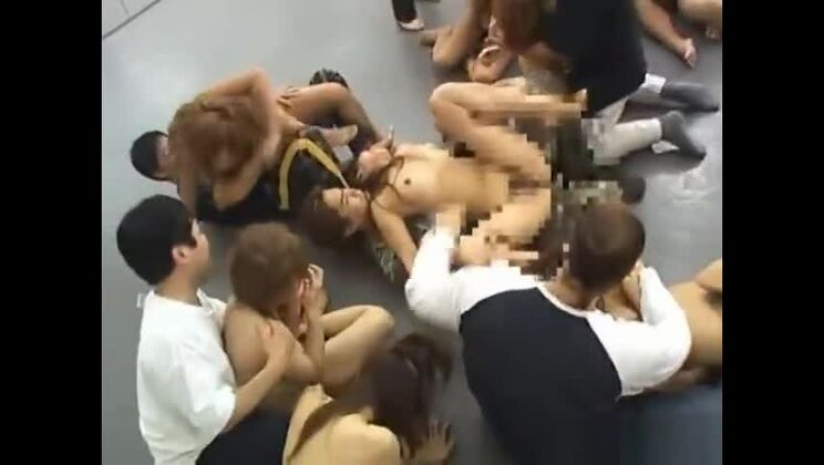 Puta japonesa tetona y complaciente